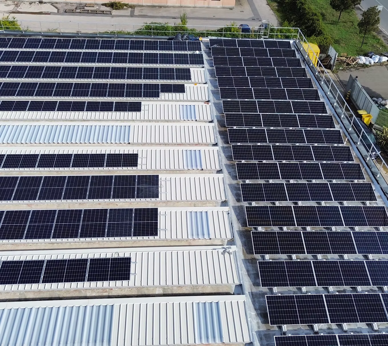 Impianto industriale da 80 kWp realizzato da Corradetti su tetto piano e copertura a shed in lamiera grecata