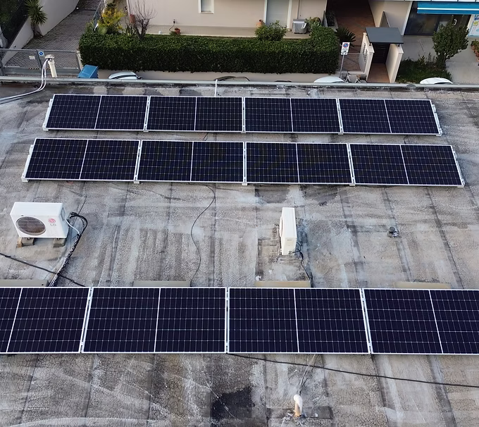 Impianto da 7 kWp con accumulo su tetto con zavorre di uno studio legale