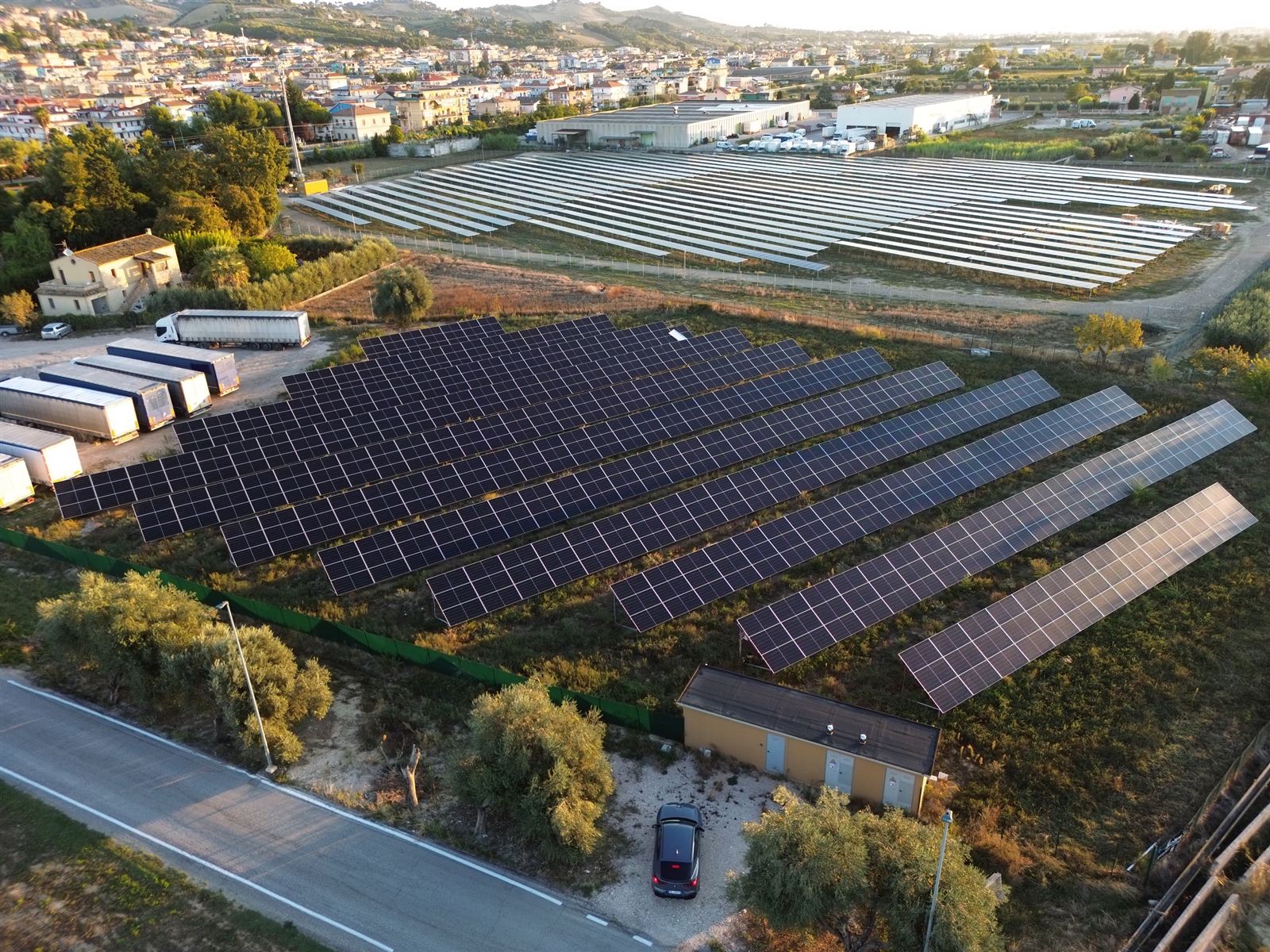 Veduta aerea dell'impianto fotovoltaico a terra da 400 kWp