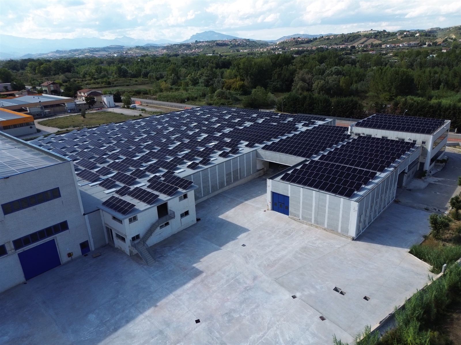 Veduta aerea dell'impianto da 992 kWp sui tetti di un opificio industriale