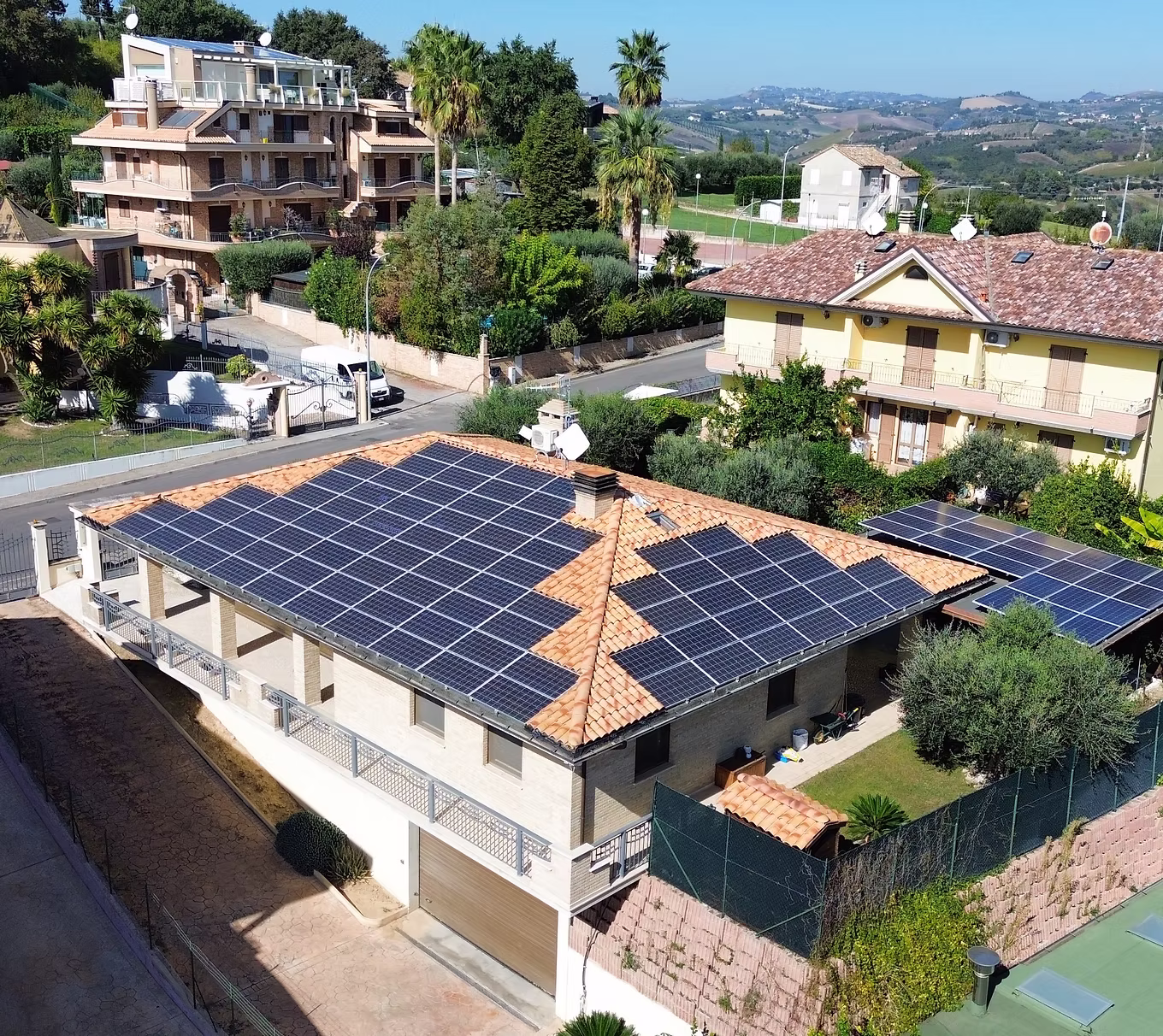 Impianto fotovoltaico da 20 kWp installato sul tetto di una villetta e sul gazebo adiacente