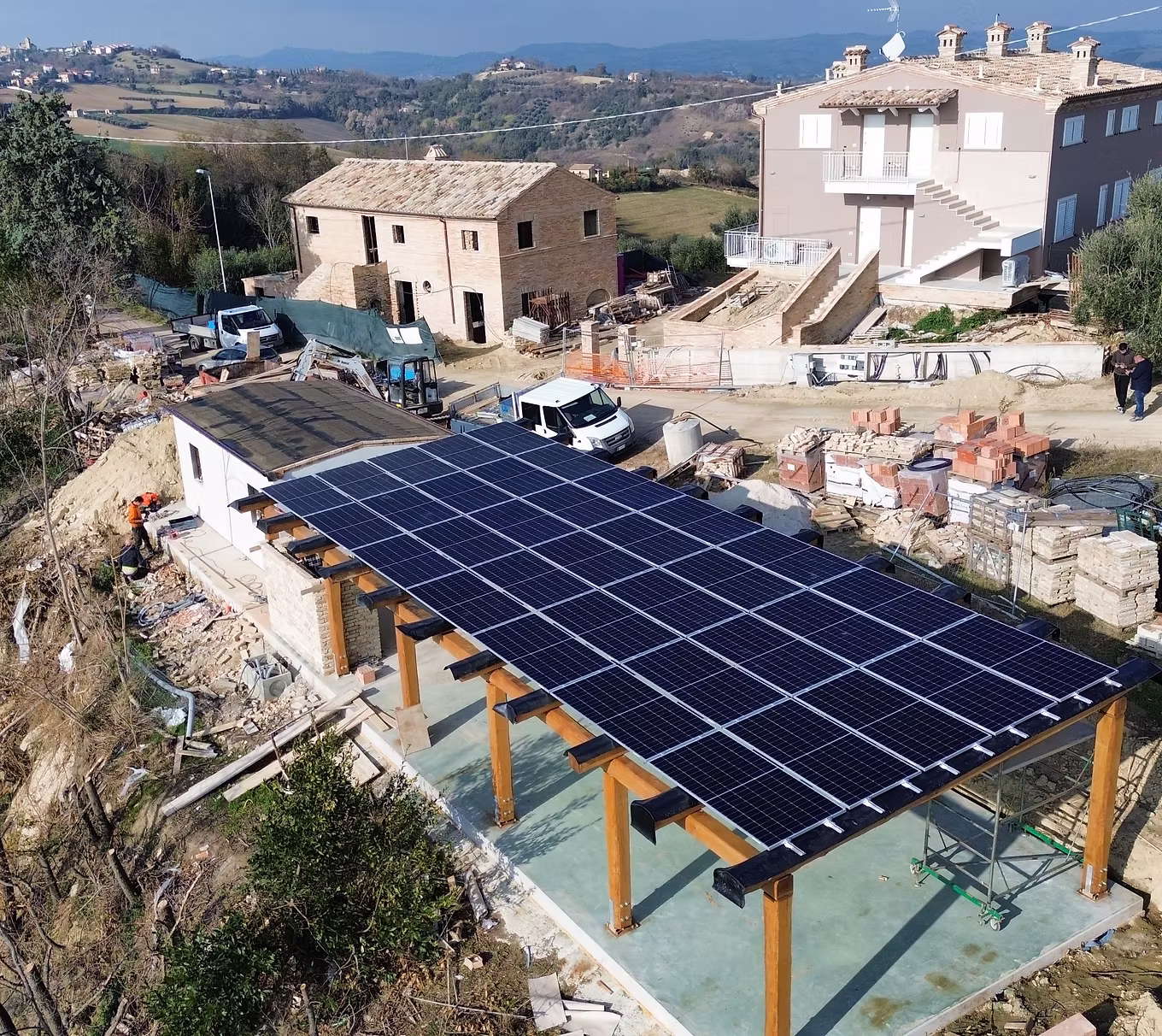 Impianto fotovoltaico da 20 kWp installato su gazebo in legno presso una struttura ricettiva