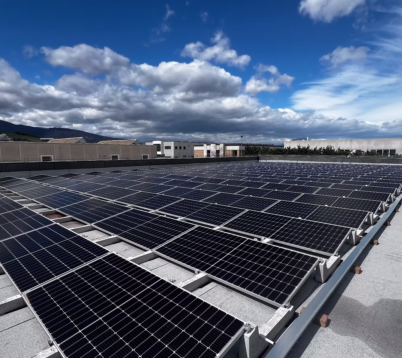 Impianto fotovoltaico da 70 kWp su opificio industriale adibito a stireria