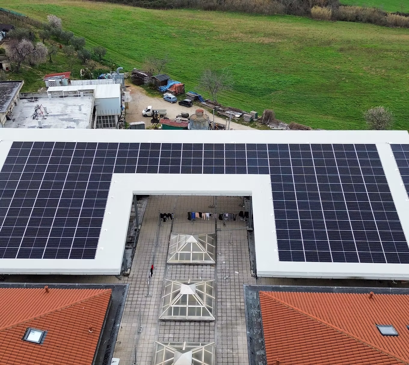Impianto fotovoltaico industriale da 100 kWp su copertura in ferro