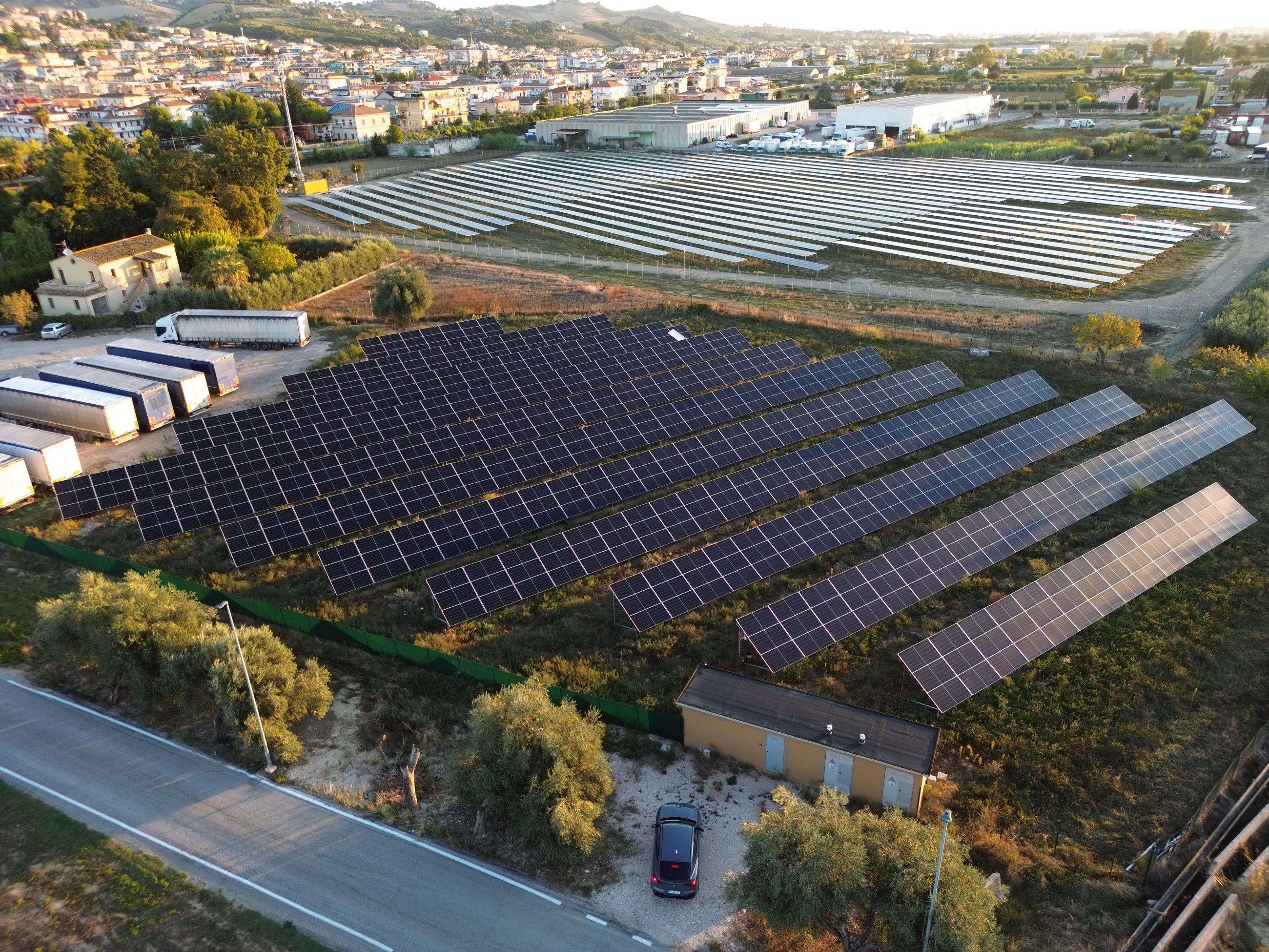 Veduta aerea di un impianto fotovoltaico a terra da 400 kWp, realizzato per investimento